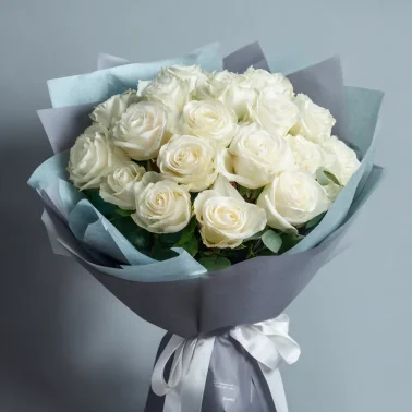 Белые розы «Снежная акварель»