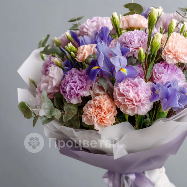 Букет с гвоздиками &laquo;Гармония оттенков&raquo;