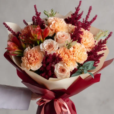 Букет с гвоздиками «Бархатный вечер»