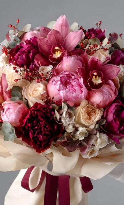 Букет с пионами «Рубиновая вуаль»