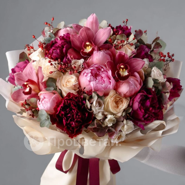 Букет с пионами &laquo;Рубиновая вуаль&raquo;