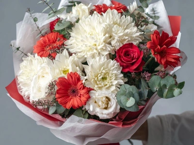 Букет с хризантемами «Праздничное сияние»