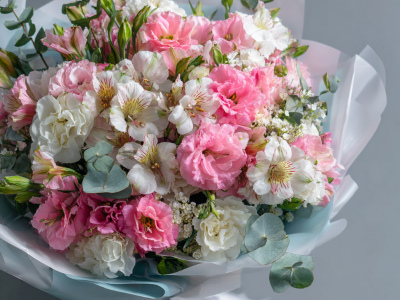 Букет с эустомами «Утренний бриз»