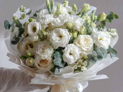 Букет с эустомами «Светлая вуаль»