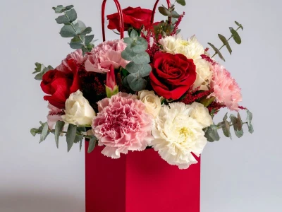 Композиция в сумочке «Цветы в ритме города»