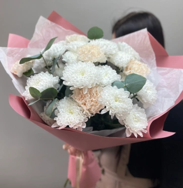 Букет с хризантемой и диантусами