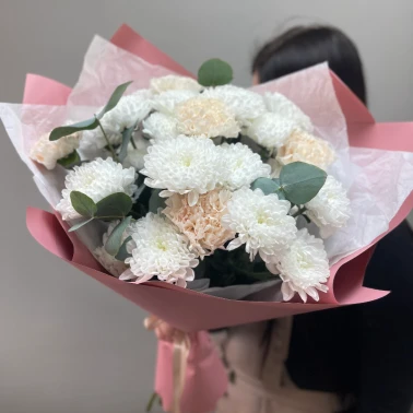 Букет с хризантемой и диантусами