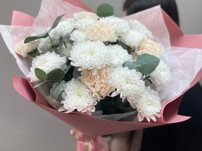 Букет с хризантемой и диантусами