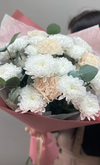 Букет с хризантемой и диантусами