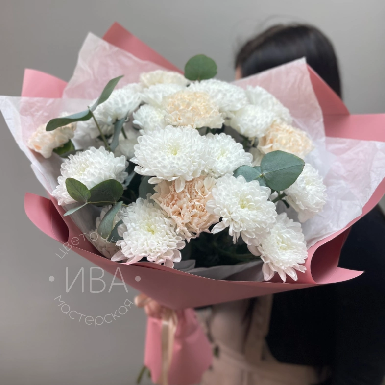 Букет с хризантемой и диантусами