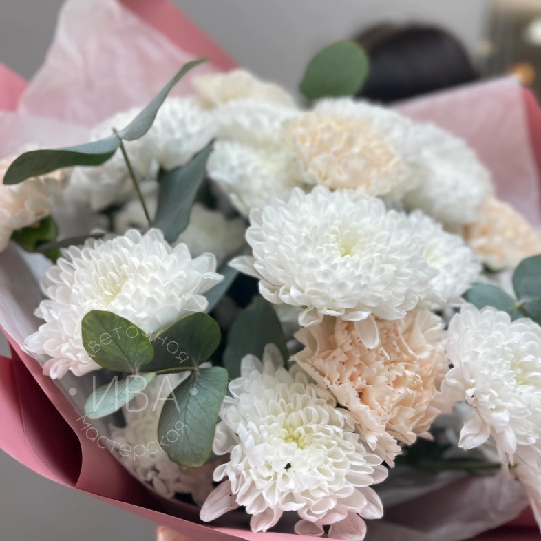 Букет с хризантемой и диантусами