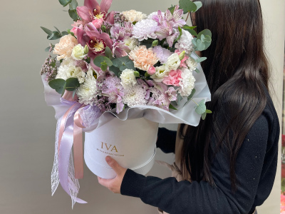 Шляпная коробка с орхидеей 