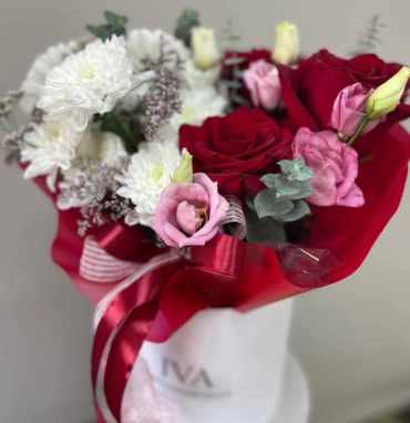 Коробка с хризантемой и розой 