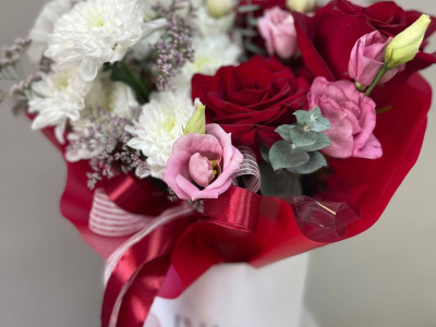 Коробка с хризантемой и розой 