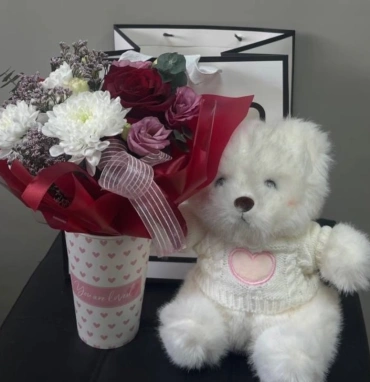 Мишка с хризантемой, розой и эустомой