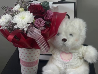 Мишка с хризантемой, розой и эустомой