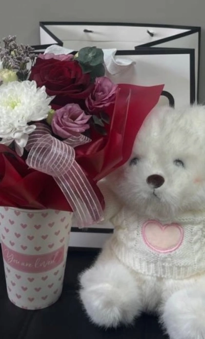 Мишка с хризантемой, розой и эустомой