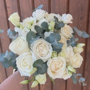 Свадебный букет из роз, эустомы 0