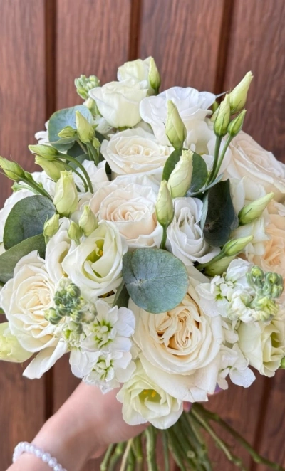 Свадебный букет с розой, матиолой и розой