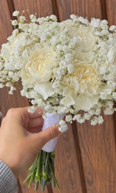 Свадебный букет с диантусами и гипсофилой 