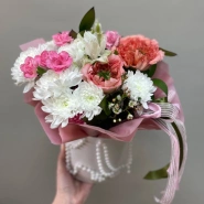 Коробка с хризантемой, розой и диантусами 0