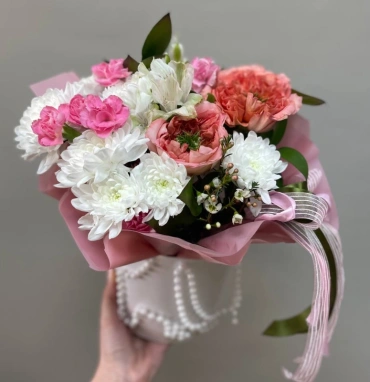 Коробка с хризантемой, розой и диантусами