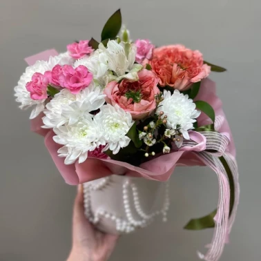 Коробка с хризантемой, розой и диантусами