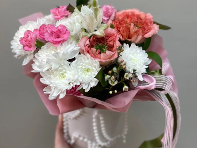 Коробка с хризантемой, розой и диантусами