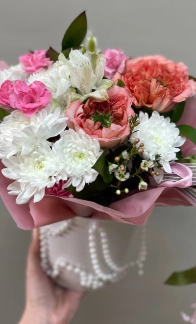 Коробка с хризантемой, розой и диантусами